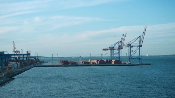 Ландшафт Грузового Морского Порта Солнечный День Современная Мировая Транспортная Индустрия — стоковое видео