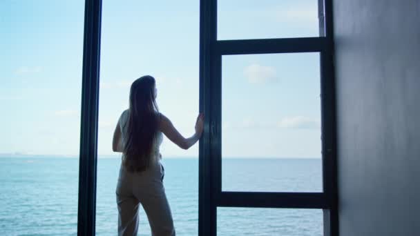 Samotna Kobieta Myśląca Problemach Oknie Panoramy Zdenerwowana Bizneswoman Płacząca Podejmując — Wideo stockowe
