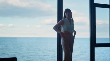 Milenyum iş kadını ofis penceresinde çözümü düşünür. Stresli yönetim kurulu başkanı deniz manzarasında mali bir sorun olduğunu düşünüyor. Düşünceli yönetmen serbest yazar. Yakın çekimde çalışmaya başla. Karar verme kavramı