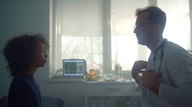 Ciddi bir doktor klinikte steteskop kullanan çocuk yaşta nefes alan hastaları dinliyor. Afro-Amerikan bir kıza hastanede danışmanlık yapan profesyonel bir çocuk doktoru. Genç bir çocuk 19 yaşından sonra doktoru ziyaret etti..