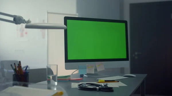 Computer Monitor Mockup Placed Doctor Desk Close View Green Screen — Zdjęcie stockowe