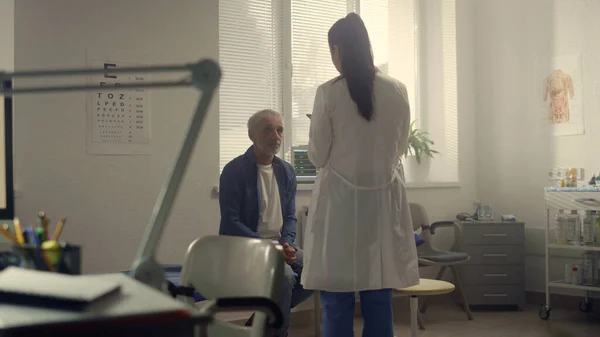 Medico Donna Che Conduce Esame Salute Paziente Anziano Utilizzando Tablet — Foto Stock