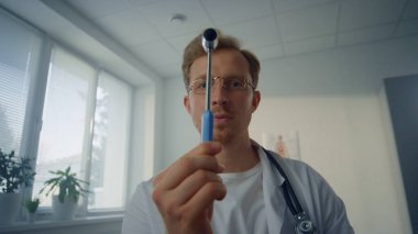 Profesyonel nörolog nörolojik çekiç pov videosu kullanarak hastanın görme refleksini inceliyor. Odaklanmış adam doktor hastane ofisinde genel sağlık kontrolü yapıyor. Sağlık hizmetleri kavramı.