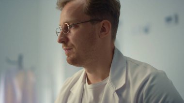 Endişeli doktor hasta teşhisini video konferansını kullanarak söylüyor. Hastane ofisinde ciddi bir doktor danışmanlık yapıyor. Modern klinikte uzaktan bilgisayar kullanan profesyonel bir terapist.