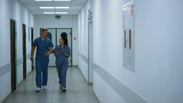 Doctors Colleagues Walking Out Doors Emergency Room Discussing Covid Pandemic — Stock Photo, Image