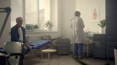 Genç kadın terapist, el feneriyle dil bastırıcı kullanarak yaşlı hastanın boğazını inceliyor. Yaşlı bir adam modern hastane muayenehanesindeki doktoru ziyaret ediyor. Karışık yarış doktoru emeklilerin sağlığını kontrol ediyor.