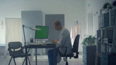 Sağlık kliniğindeki krom anahtar bilgisayarda çalışan bir doktor. Koronavirüs salgınındaki teknolojiyi kullanarak hastaya danışmanlık yapan bir adam. Çağdaş içişleri tıbbi profesyoneli.