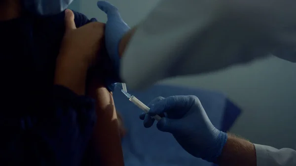 Closeup Doctor Hands Making Injection Antivirus Vaccine African American Girl — ストック写真