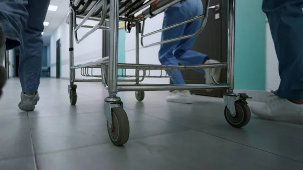 Lekarze Biegają Szpitalnym Korytarzu Wózkiem Nieznany Zespół Medyczny Szybko Jedzie — Zdjęcie stockowe