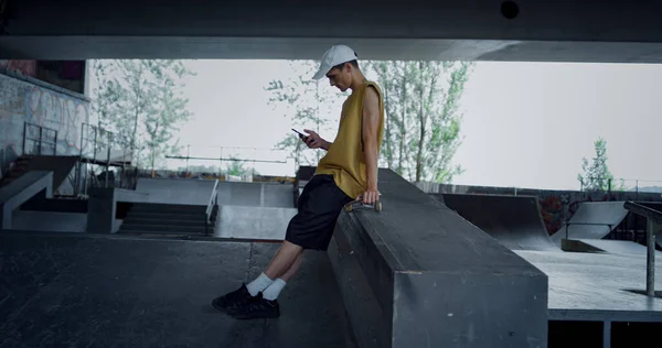 Casual Adolescente Relaxante Com Smartphone Sentado Skate Board Jovem Ler — Fotografia de Stock