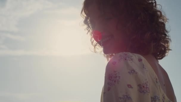 Wspaniałe Kręcone Dziewczyna Patrząc Aparat Przed Jasnym Słońcem Młoda Atrakcyjna — Wideo stockowe