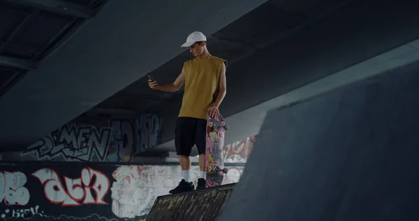 Attraktiver Mann Benutzt Handy Für Selbstporträt Skatepark Mit Graffiti Schöner — Stockfoto