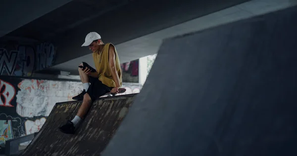 Stylish Man Browsing Internet Online Mobile Phone Skatepark Young Skater — Stock Photo, Image
