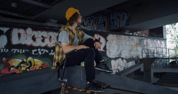 Ηρεμία Έφηβος Χαλάρωση Στη Ράμπα Στο Skatepark Όμορφος Άντρας Κάνει — Φωτογραφία Αρχείου