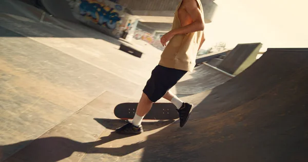 Active Skateboarder Trying Trick Ramp Failing Closeup Male Teenager Doing — Stock Photo, Image