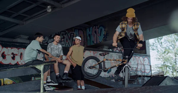 Modern Şehir Kaykay Parkında Bmx Bisikleti Eğitimi Alan Aktif Gençler — Stok fotoğraf