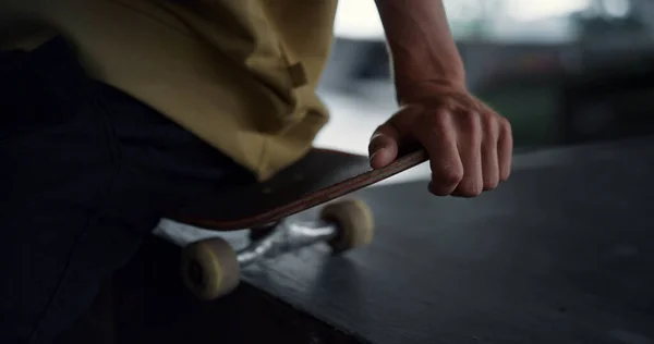 Homme Actif Skateboard Skatepark Fermer Adolescent Patineur Méconnaissable Détendre Après — Photo