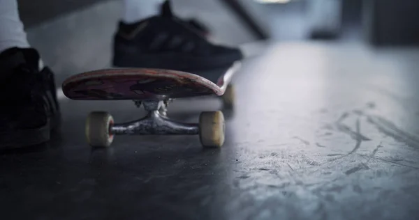 Onbekende Man Benen Ontspannen Skateboard Skater Heeft Pauze Het Skatepark — Stockfoto