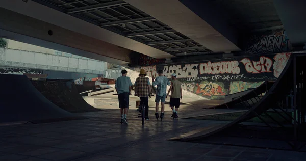 Amigos Adolescentes Reunidos Parque Skate Urbano Para Lazer Equipe Pilotos — Fotografia de Stock