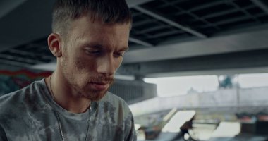 Sakin hipster sörf ağı kaykay parkında cep telefonuyla. Kapalı mekanda cep telefonuyla mesajlaşan adam. Akıllı telefon kullanarak erkek ellerini kapat. Teknoloji iletişimi dijital aygıt kavramı. 