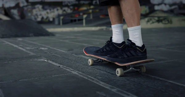 Homem Ativo Hipster Praticando Skate Parque Skate Com Graffiti Parede — Fotografia de Stock