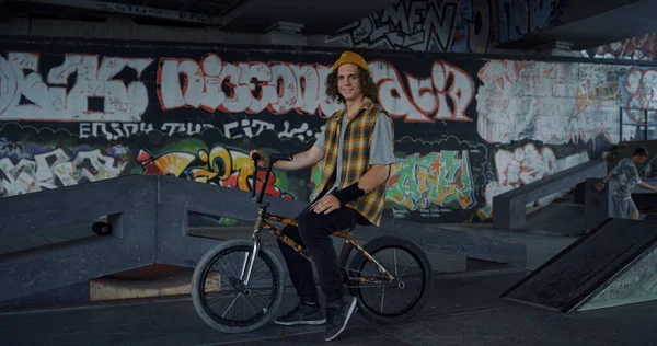 Hombre Positivo Teniendo Descanso Después Entrenar Bicicleta Bmx Parque Skate — Foto de Stock