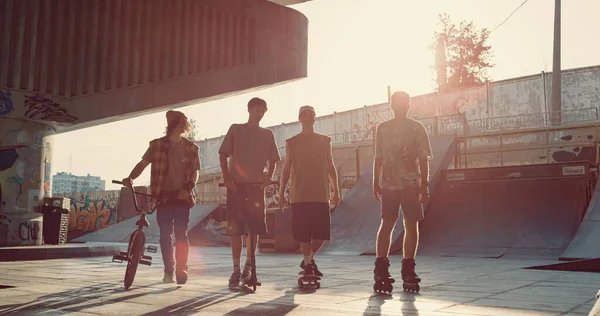 Adolescentes Amigos Skatista Bmx Piloto Patinador Scooter Cavaleiro Andando Juntos — Fotografia de Stock