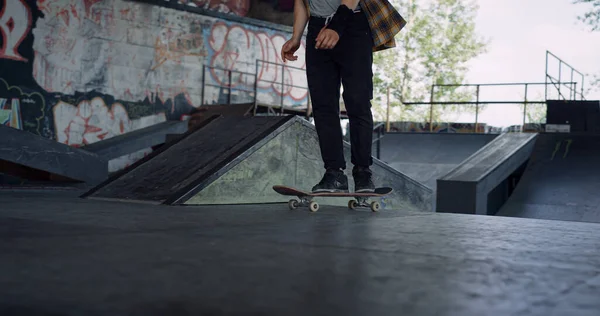 Ung Skridskoåkare Ridning Skateboard Utanför Närbild Oigenkännliga Manliga Ben Sneakers — Stockfoto