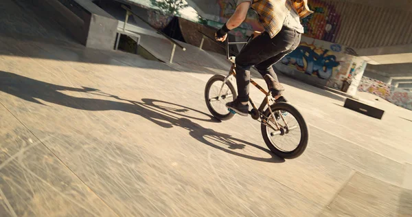 Ung Cyklist Utför Järnvägstunt Urban Skate Park Närbild Aktiv Ryttare — Stockfoto