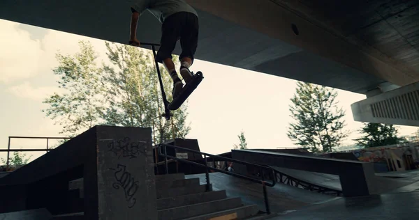 Teenager Üben Gemeinsam Auf Roller Und Skateboard Städtischen Skatepark Junge — Stockfoto