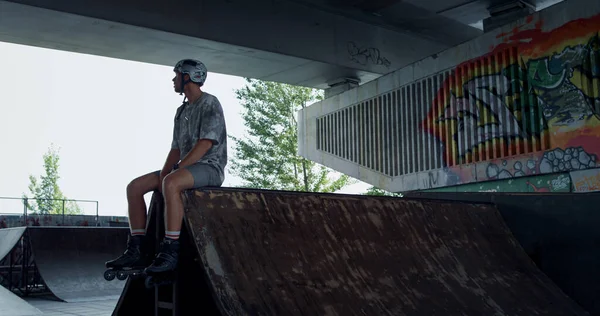 Patinador Patins Relaxado Descansando Rampa Skatepark Bonito Homem Ter Uma — Fotografia de Stock