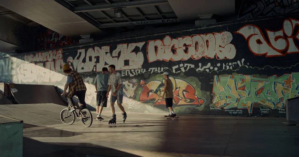 Молодые Гонщики Разговаривают Скейт Парке Граффити Группа Случайных Подростков Наслаждается — стоковое фото