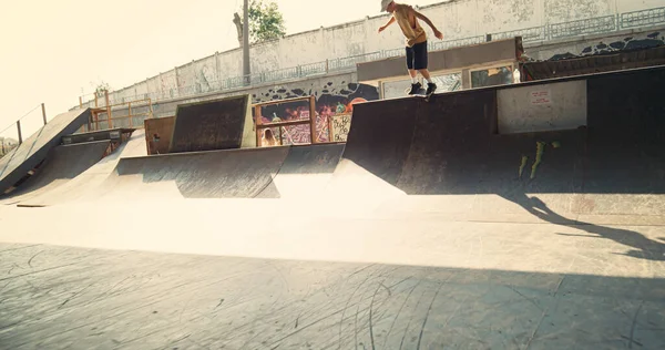Adolescente Practicando Acrobacias Saltar Skate Board Espacio Urbano Jinete Masculino — Foto de Stock