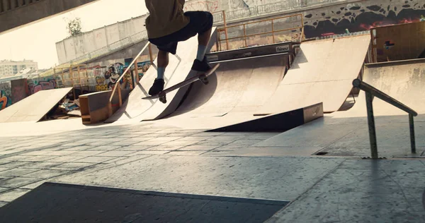 Hipster Homem Desfrutando Esporte Extremo Com Skate Livre Feche Skate — Fotografia de Stock