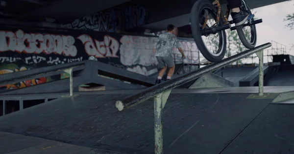 Adolescentes Ativos Divertindo Skate Spot Feche Bmx Cavaleiro Fazendo Truques — Fotografia de Stock