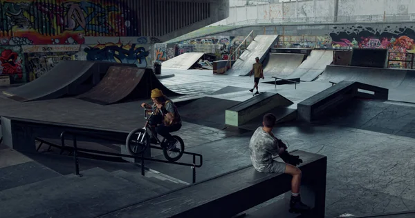 Adolescentes Ativos Praticando Juntos Bicicleta Bmx Skate Board Parque Skate — Fotografia de Stock