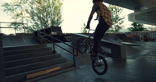 Casual Bmx Piloto Realizando Truques Rampa Parque Skate Cidade Jovem — Fotografia de Stock