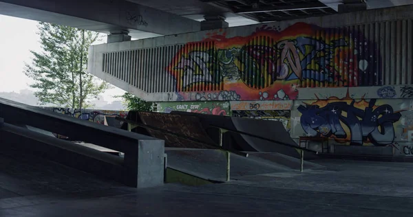 Ninguém Parque Skate Com Graffiti Colorido Parede Skatepark Vazio Com — Fotografia de Stock