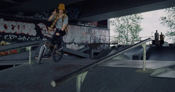Junge Männliche Hipster Auf Dem Fahrrad Urbanen Raum Nahaufnahme Bmx — Stockfoto