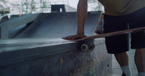 Hipster Άνθρωπος Χέρια Αγγίζοντας Skateboard Στο Πάρκο Skate Κοντινό Πλάνο — Φωτογραφία Αρχείου