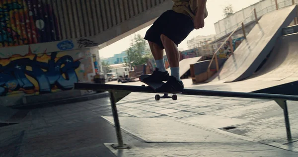 Nastolatkowie Ćwiczący Razem Skuterze Deskorolce Miejskim Skateparku Młodzi Jeźdźcy Rampie — Zdjęcie stockowe