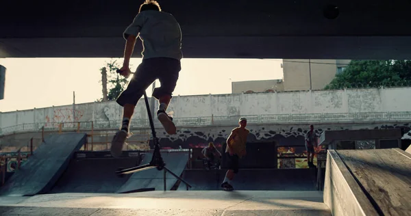 Vänner Tränar Farliga Trick Scooter Skateboard Rullskridskor Bmx Cykel Solnedgången — Stockfoto