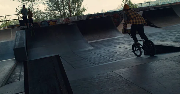 Millennial Homem Realizando Truques Extremos Bmx Fora Closeup Jovem Hipster — Fotografia de Stock