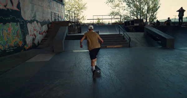 Mladý Bruslař Skateboardu Městském Skateparku Nenucené Tisíciletý Chlapec Skákání Bruslí — Stock fotografie
