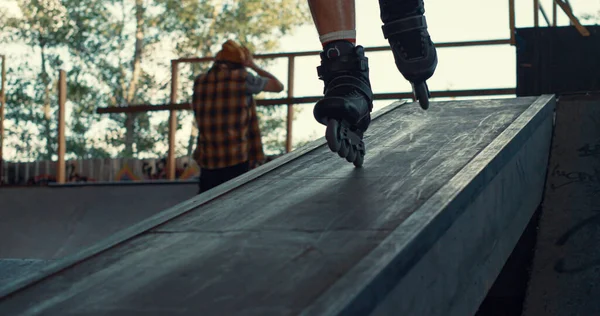 Patinador Extremo Montando Rampa Espacio Urbano Primer Plano Piernas Masculinas — Foto de Stock