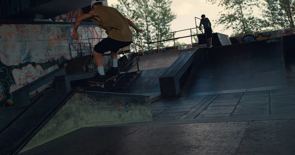 Aktywny Nastolatek Jeżdżący Deskorolce Miejski Skate Park Zbliżenie Nierozpoznawalne Męskie — Zdjęcie stockowe