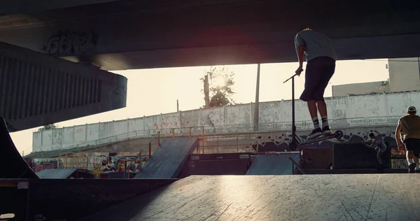 Αθλητικοί Έφηβοι Που Ασκούν Μαζί Σκούτερ Skateboard Και Bmx Ποδήλατο — Φωτογραφία Αρχείου