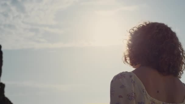 Άγνωστη Σγουρή Γυναίκα Που Υψώνει Πρόσωπο Στο Φως Του Ήλιου — Αρχείο Βίντεο