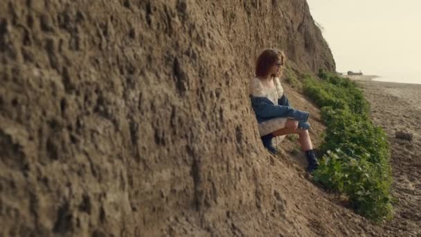 Cool Stylowa Dziewczyna Siedzi Plaża Oprzeć Się Piasku Wzgórzu Słoneczny — Wideo stockowe