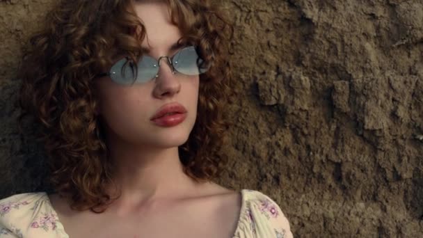 Confident Gorgeous Woman Posing Front Sand Hill Wearing Stylish Sunglasses — Stok Video